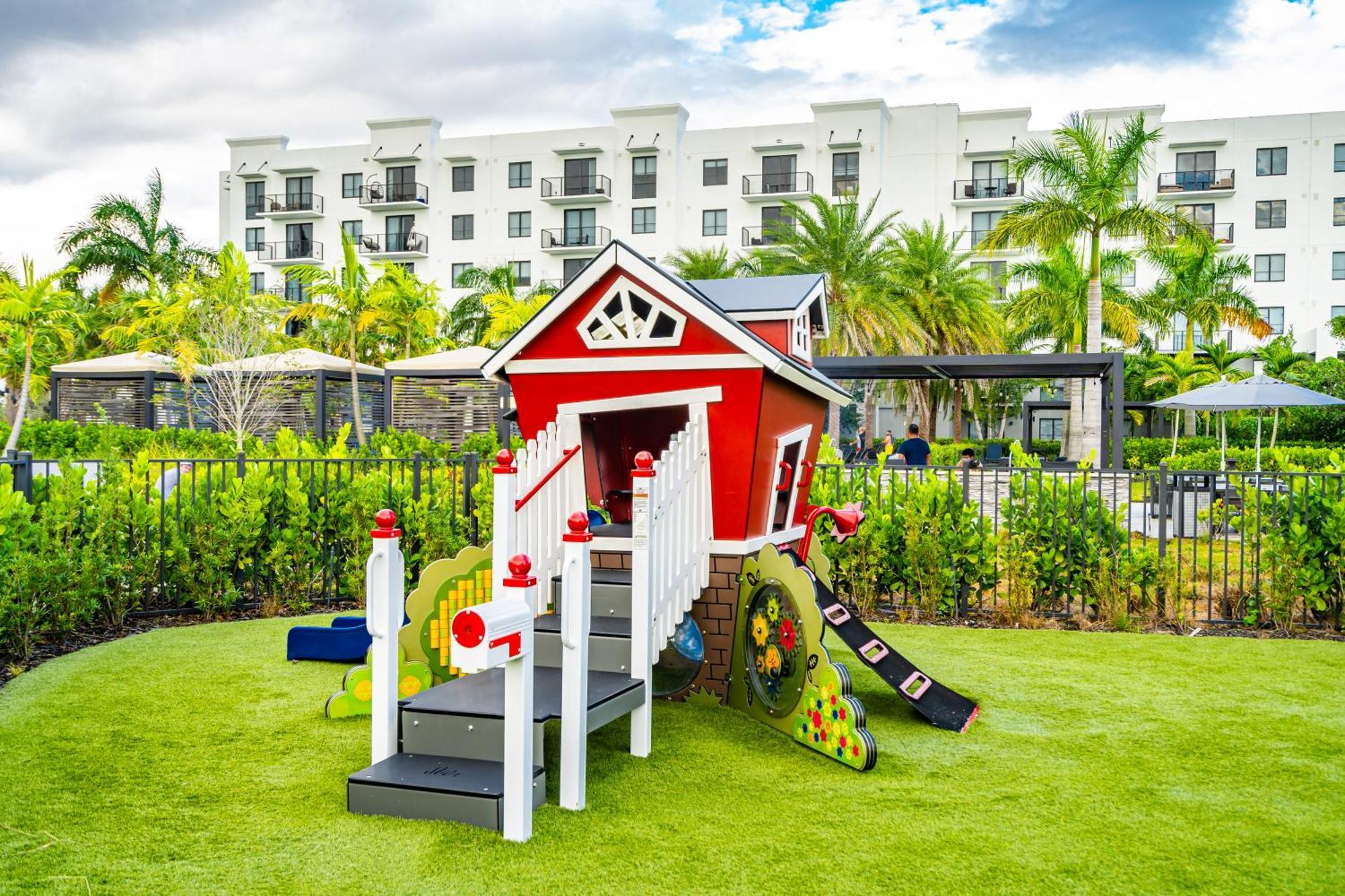 Amazing 2 Bedroom Unit In Doral Miami With Free Parking Хиалеа Гардънс Екстериор снимка