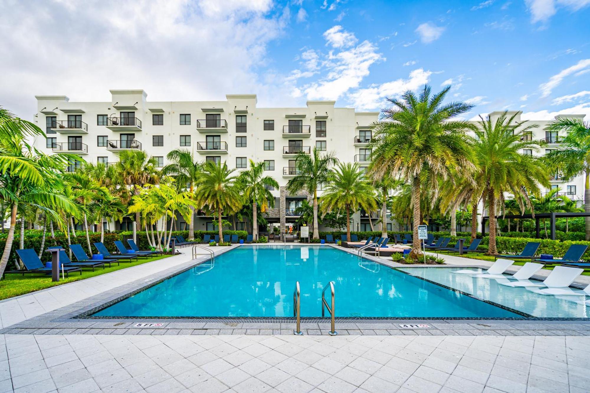 Amazing 2 Bedroom Unit In Doral Miami With Free Parking Хиалеа Гардънс Екстериор снимка