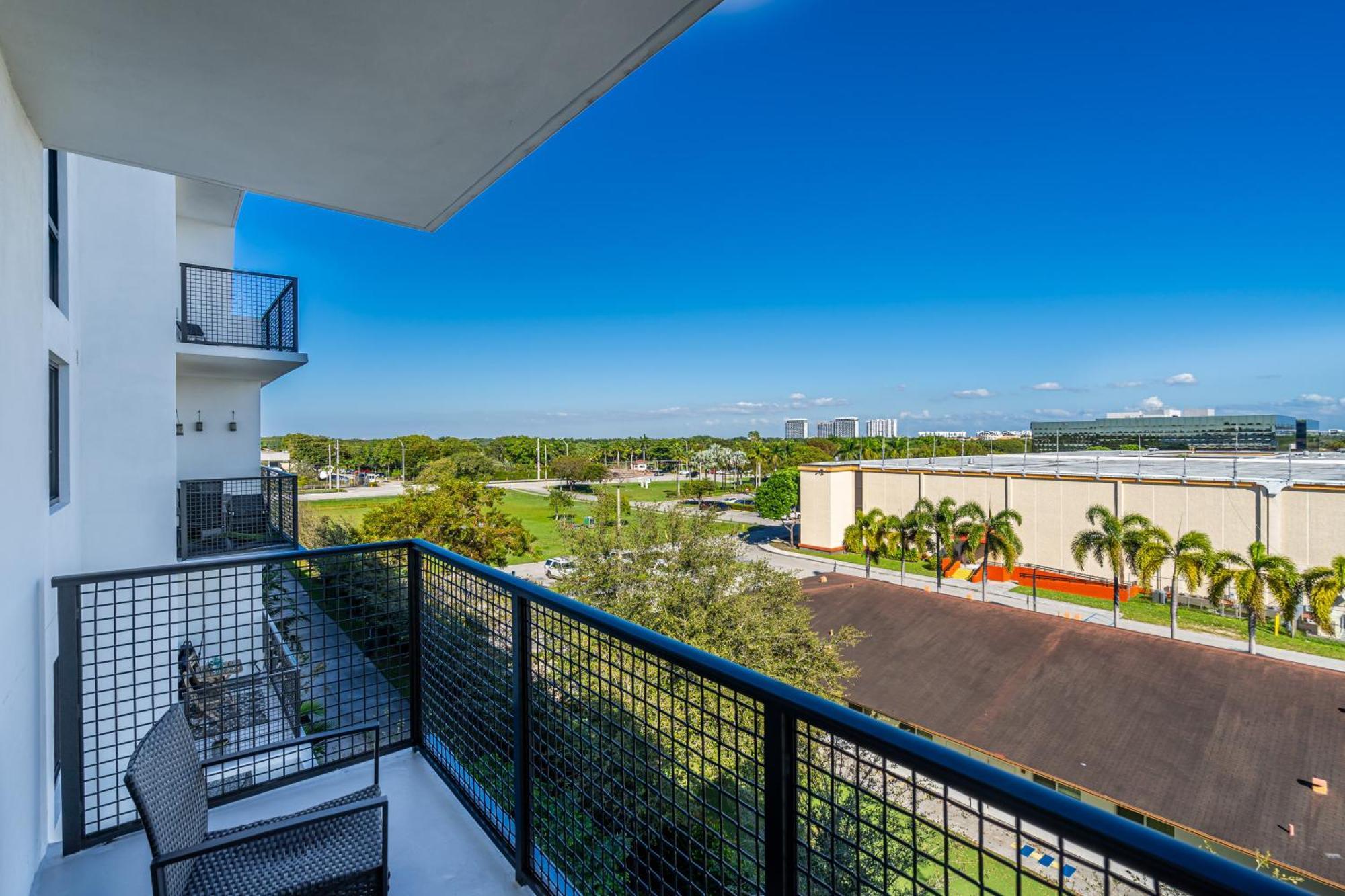 Amazing 2 Bedroom Unit In Doral Miami With Free Parking Хиалеа Гардънс Екстериор снимка