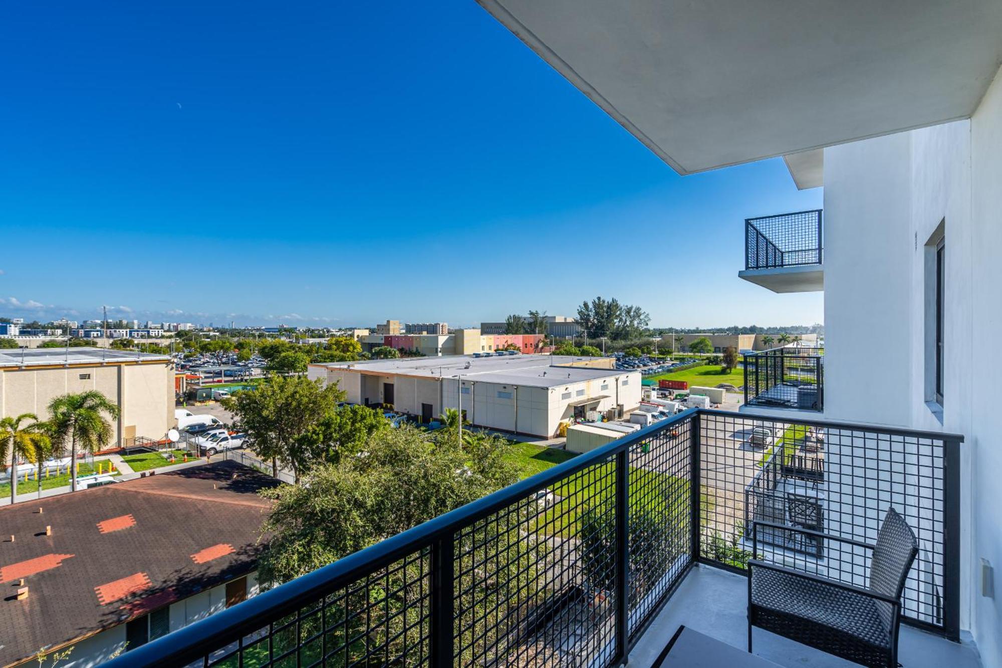 Amazing 2 Bedroom Unit In Doral Miami With Free Parking Хиалеа Гардънс Екстериор снимка