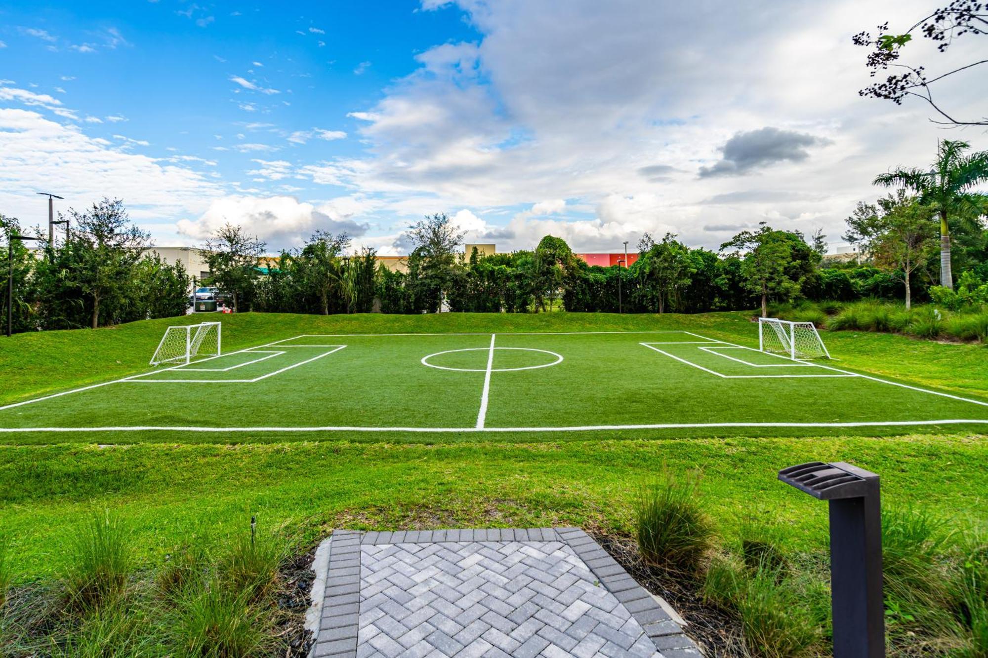 Amazing 2 Bedroom Unit In Doral Miami With Free Parking Хиалеа Гардънс Екстериор снимка