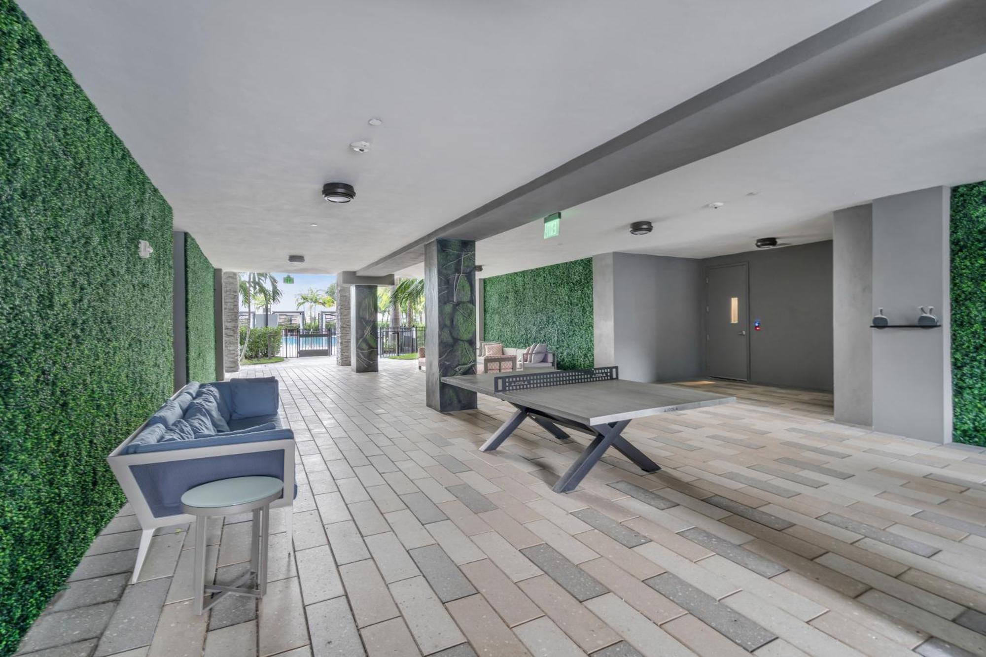 Amazing 2 Bedroom Unit In Doral Miami With Free Parking Хиалеа Гардънс Екстериор снимка