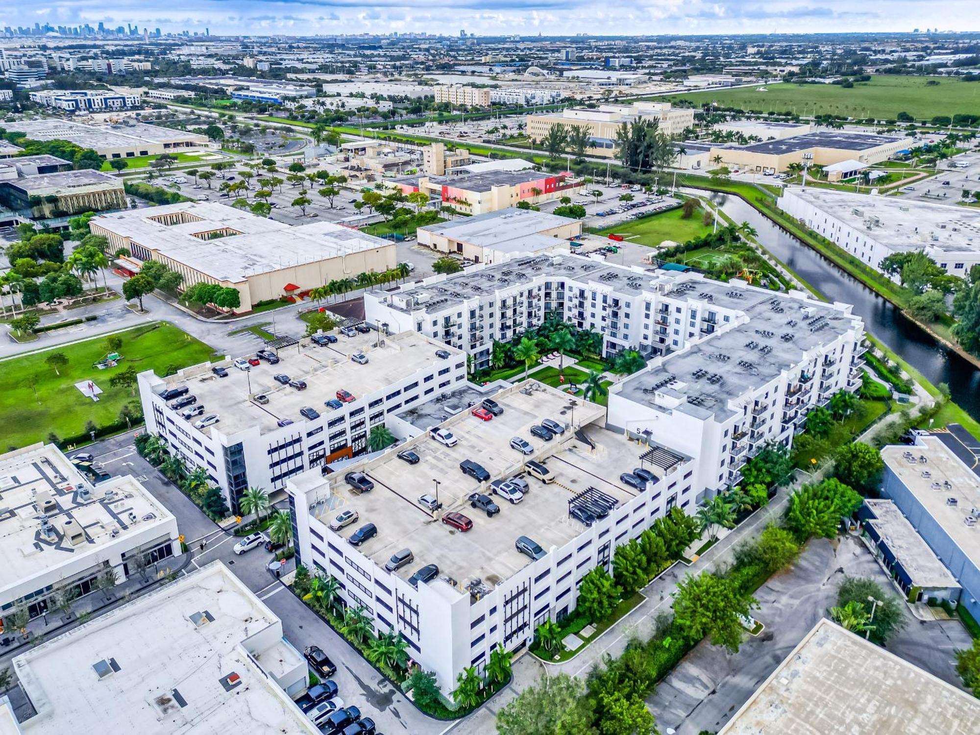 Amazing 2 Bedroom Unit In Doral Miami With Free Parking Хиалеа Гардънс Екстериор снимка